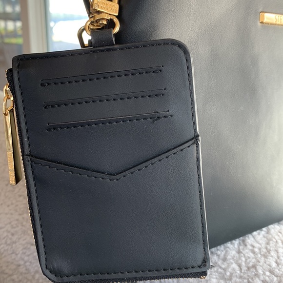 STEVE MADDEN PURSE, CROSSOVER, Zipper and matching wallet. 9”h x11”w. - Picture 9 of 10